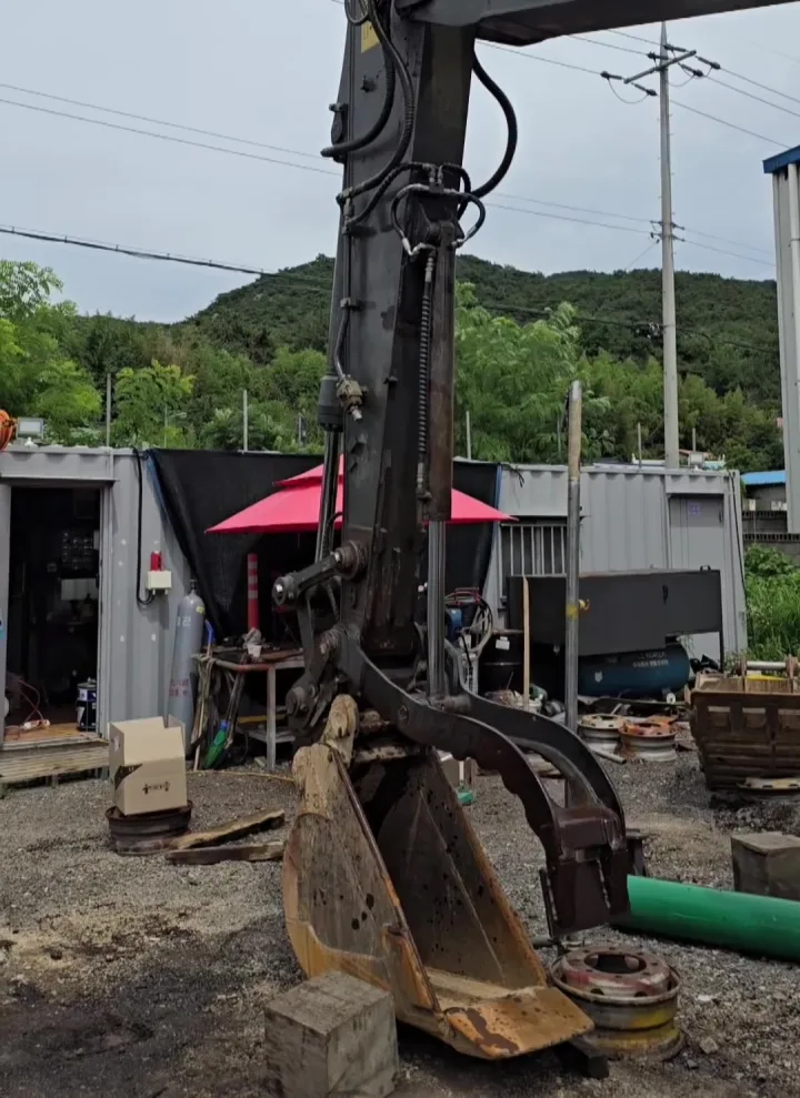 굴삭기 집게 실린더 작업 현장
